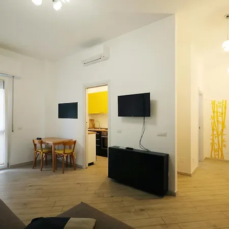 Monolocale Moderno con Balcone e Aria Condizionata